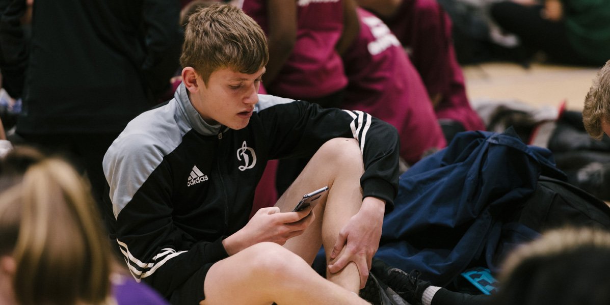 TheCPSU's tweet image. Are you familiar with the apps your child uses? Or the types of websites they visit? Check out #NetAware for helpful, easy to digest advice on online safety for #sportsparents net-aware.org.uk