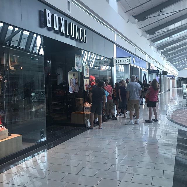 icecoldpenguin's tweet photo. The line is forming @boxlunchstonebriar for the @heruniverse book signing! If you were planning on coming you need to hustle! It’s the first 50 people and if all the people in front of us are getting wristbands we are 24 and 25 #dreamingitanddoingit #starwars #disney #fangir… https://t.co/lPUk5HqHhb