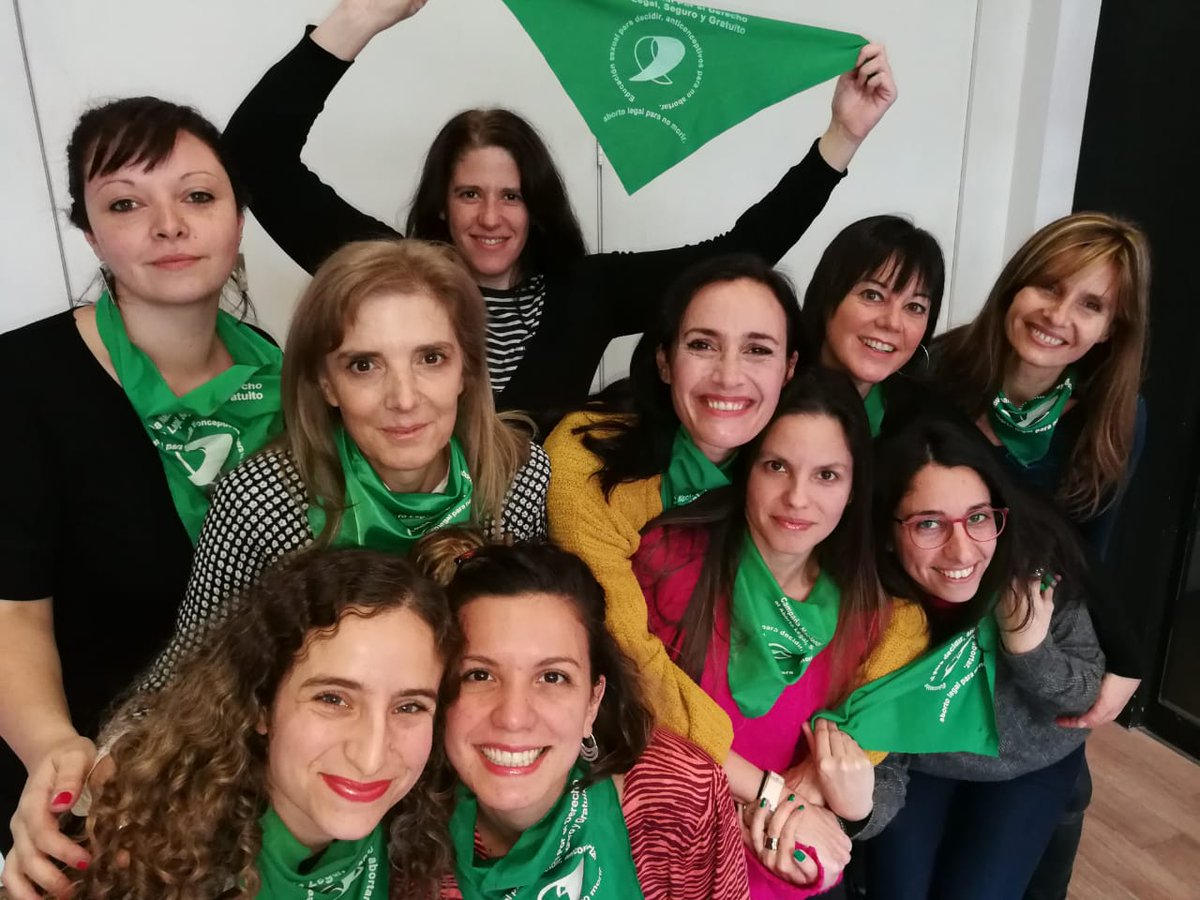 PaulaHorman's tweet photo. Pañuelazo en @AM750 💚 
Aborto legal, seguro y gratuito #AbortoLegalYa https://t.co/wIBdAp69lv