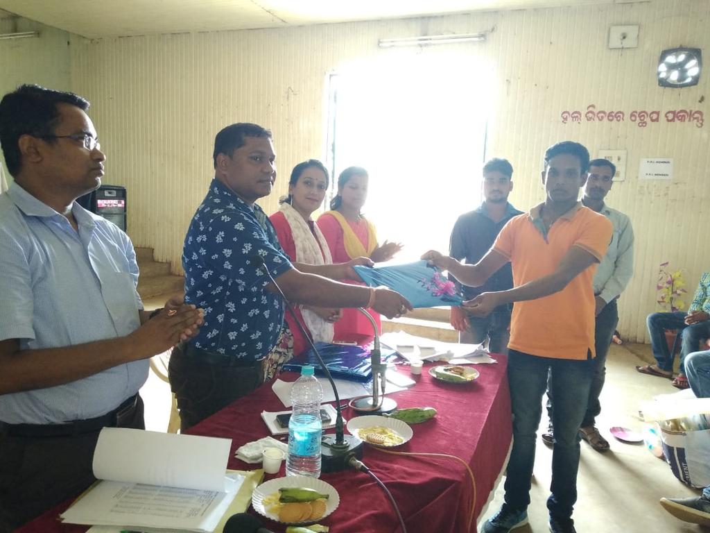 Today 3 of our motivators from Pallahada Block Mr. Abani, Mr. Kesab and Mr. Hrishikesh got appreciated by BDO for their continuous effort and contribution towards SBM-G. Congratulations🎁 <a href="/swachhbharat/">Swachh Bharat Mission - Grameen</a> <a href="/sbmodisha/">SBMODISHA</a> <a href="/tatatrusts/">Tata Trusts</a> <a href="/PRDeptOdisha/">Panchayati Raj and Drinking Water Department</a> <a href="/paramiyer_/">Param Iyer</a> @roopamishra77 @odisha_zsbp