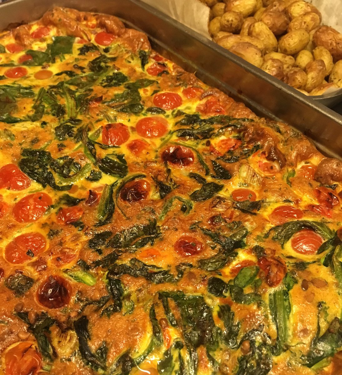 Net uit de oven deze frittata met spinazie en cherrytomaat! We serveren hem straks met Bastiaansen zachte geitenkaas en hazelnoten. #bio #haarlem