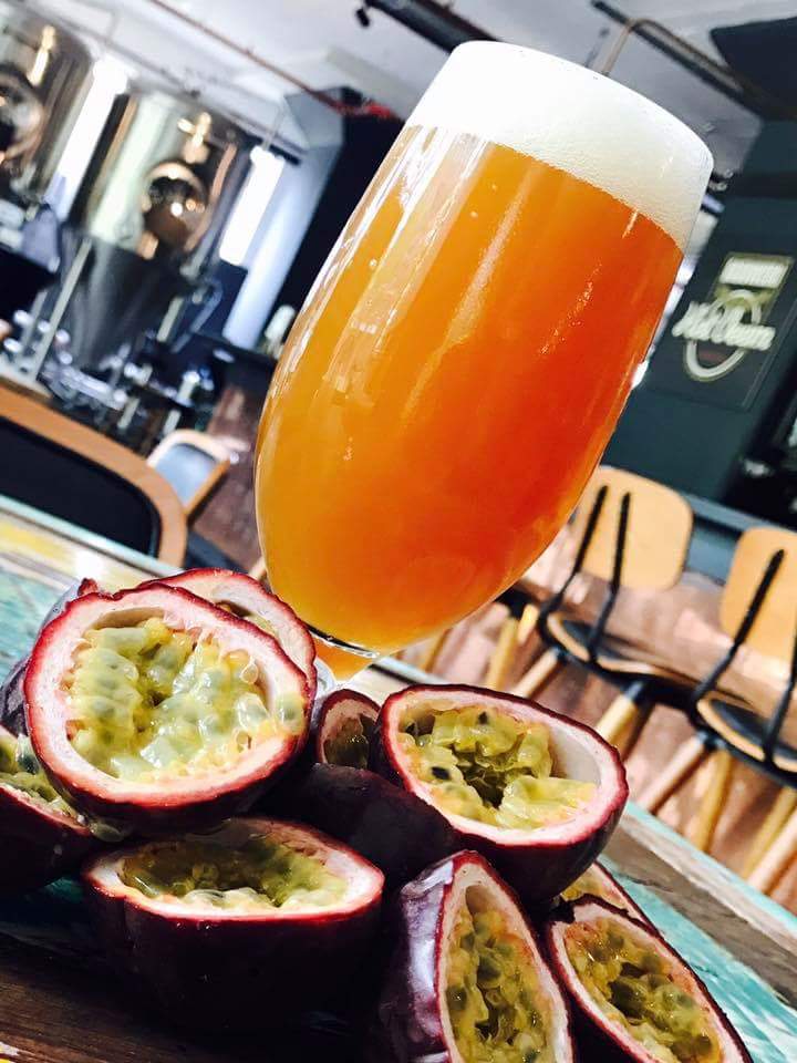 Nieuwe aanwinst: Pentode Passion! 

Een Session IPA barstensvol passie! Met 25 gram passievrucht per liter bier. Het resultaat is een Session IPA van 4,5% die zich kenmerkt door de zoet zure tonen van passievrucht en een licht bittere afdronk... Ideale dorstlesser voor de zomer!