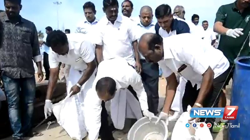 news7tamil's tweet image. சர்வதேச கடல் தினத்தை முன்னிட்டு ராமேஸ்வரம் துறைமுகம் பகுதியில் தூய்மை பணி மேற்கொள்ளப்பட்டது!  

விவரம் : goo.gl/6yghnn | ns7.tv | #RameshwaramPort | #CleaningProcess