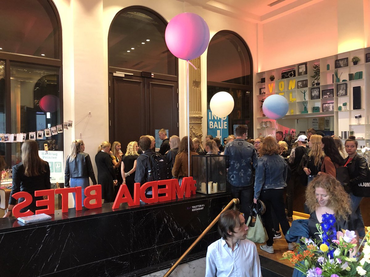 In de rij voor ‘Vraag maar raak’ #mediabites <a href="/GeraldineKemper/">Geraldine Kemper</a>