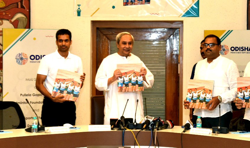 bisoyisujit87's tweet photo. CM Naveen Patnaik, national badminton coach P Gopichand & sports minister @chandra_sarathi launches the #AAC2017
memoirs: AAC Coffee Table Book & documentary; the event held at Kalinga Stadium in July, 2017 #Odisja https://t.co/R5vw6qWwzO