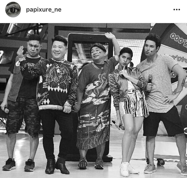 Cherrios___'s tweet photo. Masaya sila? Sinong sila? Ang alam ko, yung “SILA” eh yung mga kuya niya sa brgy. Alam ko si Maine masaya siya sa brgy at malungkot kapag nasa broadway. Na-mi-miss niya yung mga kuya niya pag hiwalay sila. 😂 

Clingy baby sister si Maine. 💛 https://t.co/7sYhb63n7j