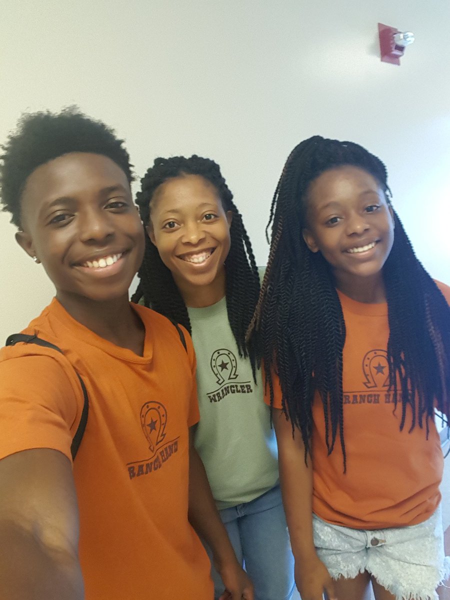 FelichiaEaton's tweet photo. Me and My broke bestfriends #NationalBestFriendsDay #joyandmagic https://t.co/LtSc7pryNu