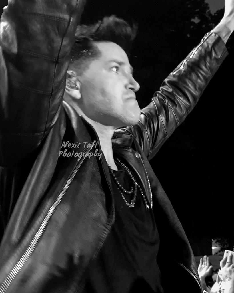AlexisTaftPhoto's tweet photo. Photo i took of @TheScript_Danny @thescript on 7/6/18 #thetfordforest #thescript #Danny #livemusic #musicphotography #outsidegig #gigview https://t.co/TfS1y9iOB4