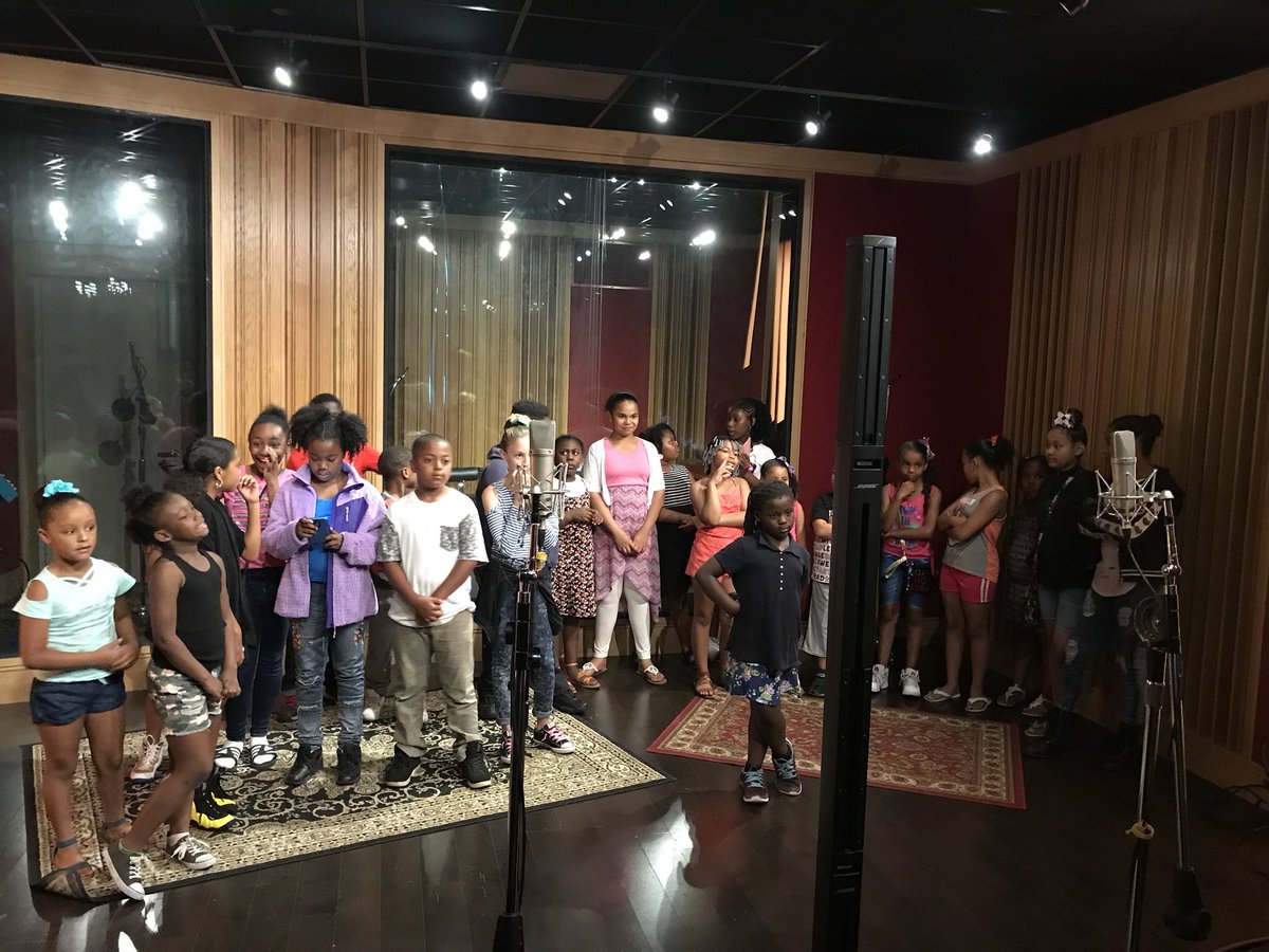 SeymourRedW's tweet image. Seymour 3,4,&amp;amp;5 graders recording for SCSD’s New Attendance Song/Campaign for 2018-2019 @SyracuseSchools @SCSDArts @mrdorseysmusic #redwolves #onthehuntforexcellence @subcatstudios