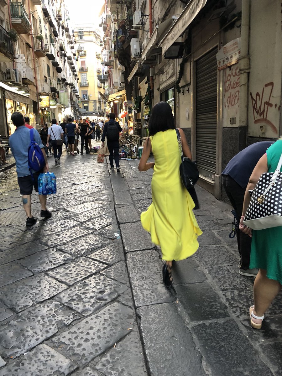 Sandranatuno80's tweet photo. #Napuleè 'na cammenata
Inte viche, miezo all'ato
Napule è tutto 'nu suonno
E 'a sap tutti o' munno
Ma Nun sanno a verità #napoli https://t.co/6AKKPA3f50
