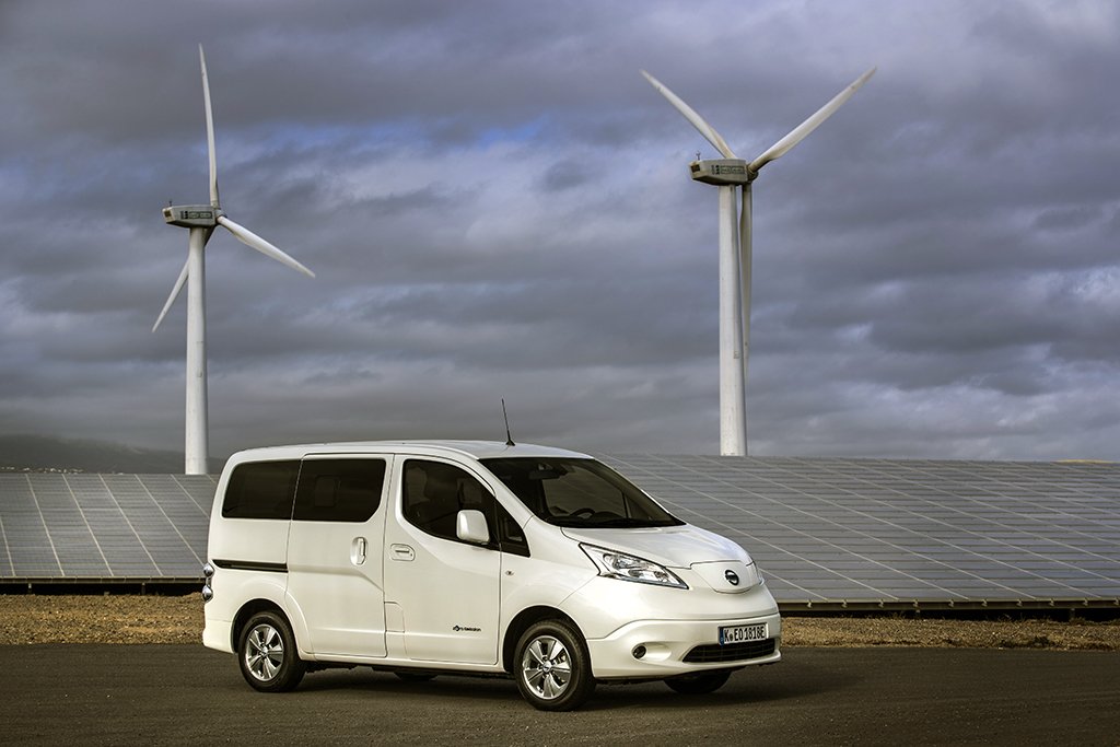 StephenHoltzman's tweet photo. Nissan est récompensé pour la sixième et la septième fois par le Prix Auto Environnement MAAF #PrixAutoEnvironnement. Ce sont à la fois la nouvelle #Nissan #LEAF et le nouveau Nissan e-NV200 #eNV200 qui sont récompensés pour cette édition 2018. #http://bit.ly/2HzDCaq https://t.co/OVL8oI74oN