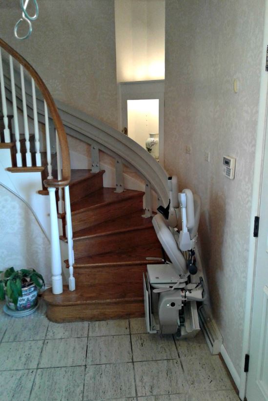 LifewayChicago's tweet photo. Check out our most recent Bruno Independent Living Aids custom curved stair lift installation!
Proud to provide another family with a safe and easy way to get up and down the stairs at home. #Stairlifts #EHLS #Bruno #Safety
https://t.co/HmqYCjacq1 https://t.co/FIu1Fcyens