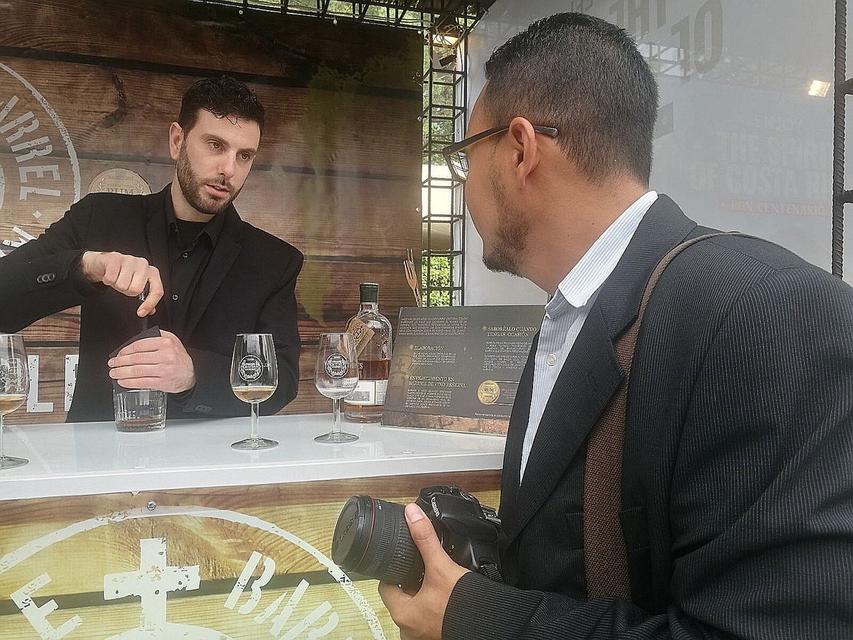 alaultima_radio's tweet photo. @luiso_lugo y @AliciaGM_Z han estado en el #FestivaldelRon en Madrid. Nos cuentan un poco más sobre este destilado. https://t.co/oKbSx1Ru5I