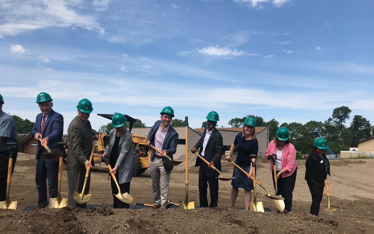 MayorCarter's tweet photo. Yesterday, I was excited to join the groundbreaking for Como Harbor, the new Seal &amp; Sea Lion Habitat at @ComoZoo! Thank you to @ComoFriends and the Como Park Zoo &amp; Conservatory for helping make this possible. #CelebrateSaintPaul https://t.co/fyryxw49Iu