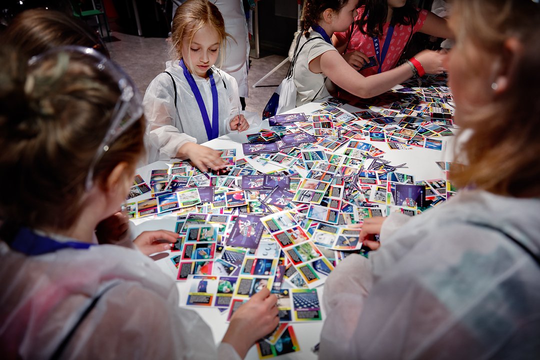 NEMOamsterdam's tweet image. Heb jij je #Techistegek spaaralbum nog niet vol? Kom dan op zaterdag 16 juni naar de gratis ruilmiddag in de Evenementenzaal van NEMO om je dubbele tech-plaatjes te ruilen. Met een aantal proefjes in XXL-formaat! Kan jij over water lopen? Zie: nemosciencemuseum.nl/ruilevent #ahtechie