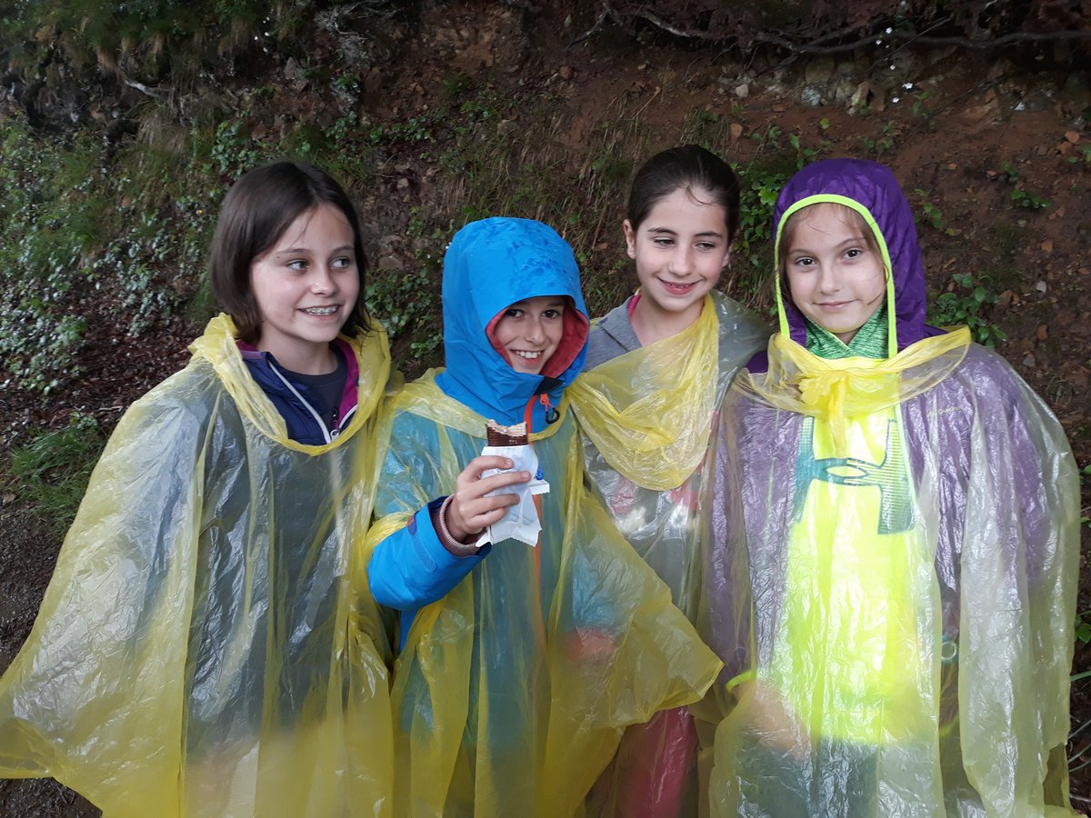 2cicloauseva1's tweet photo. Senderismo por el Hayedo de Montegrande a 1100 m de altura... la lluvia no puede con nosotros... discúlpadnos la falta de comunicación ya que llevamos todo el día sin cobertura https://t.co/oufAfdTtj8