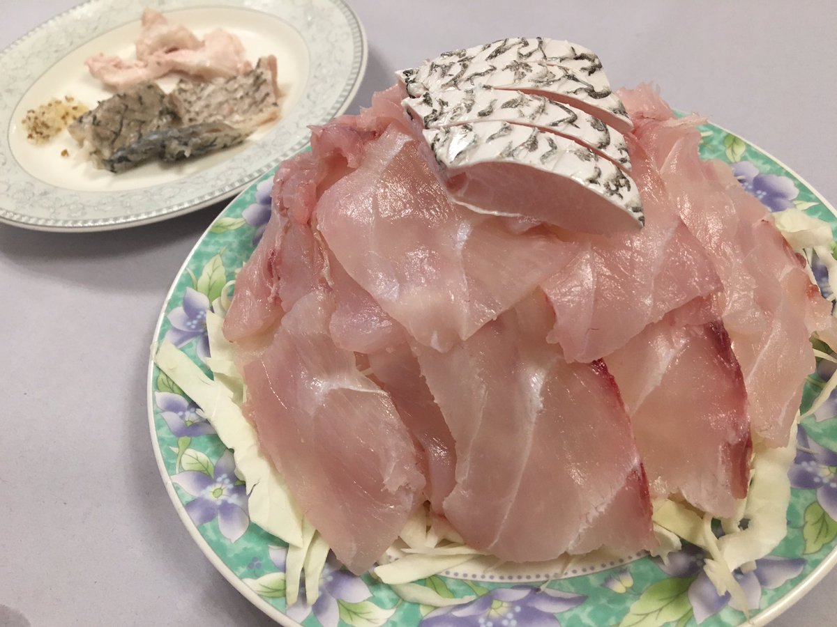 八田靖史 目からウロコのハングル練習帳 改訂版 好評発売中 念願 本当に長らく念願だった木浦のミノフェ ニベの刺身 夏の木浦を象徴する超高級魚です 皮付き部位はハラミ 奥の皿は珍味とされる皮と浮き袋 刺身のみならず 和え物 チヂミ 鍋まで