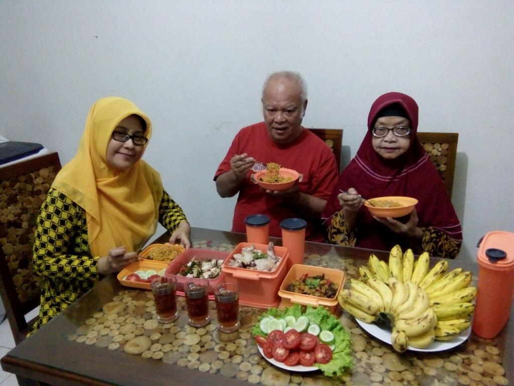 lagu_alam's tweet photo. Buka puasa makin semangat karena disajikan pakai wadah koleksi dari @tupperwareID yaitu Sunny Day
#BukaPakeTupperware
#RamadanWithTupperware https://t.co/5yEnqnySdq