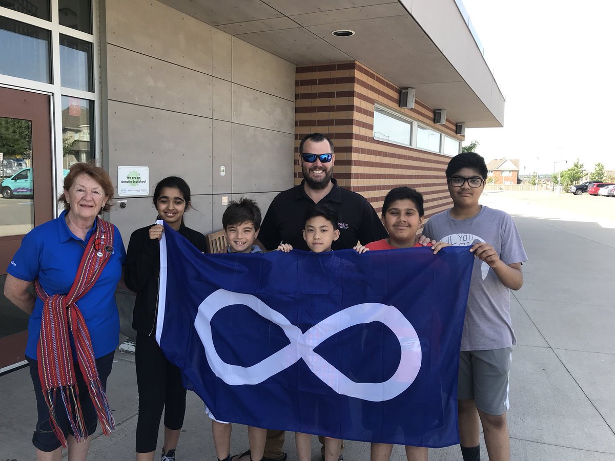 AudreyRaybould's tweet photo. Our sincerest thanks to Darlene from the Credit River Metis Council for presenting @Brad_Teeter @EldoradoPDSB with the Metis flag. Our connection at the #ISCPeel2018 will prove to be a lasting one. @PeelSchools https://t.co/YKKTq6PCEG