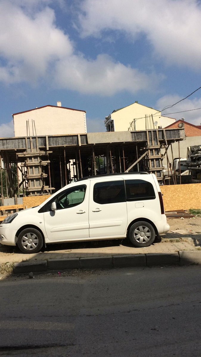 TATAROGLUYAPI's tweet photo. ARNAVUTKÖY PROJEMİZİN GİRİŞ KATININ DİREK VE ARA KATIN TABLA BETONU DÖKÜM İŞLEMİ TAMAMLANDI 05320667995 https://t.co/jFdERDfRsi