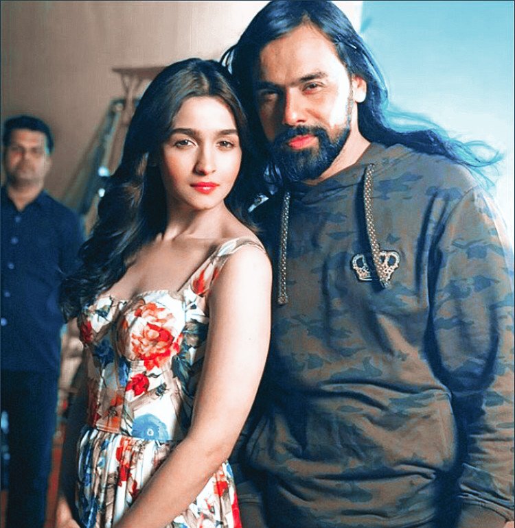 BestOfAlia's tweet photo. @aliaa08 with the director of #RishtaWahiBaatNayi ✨🎈 https://t.co/e1P1S2wveY