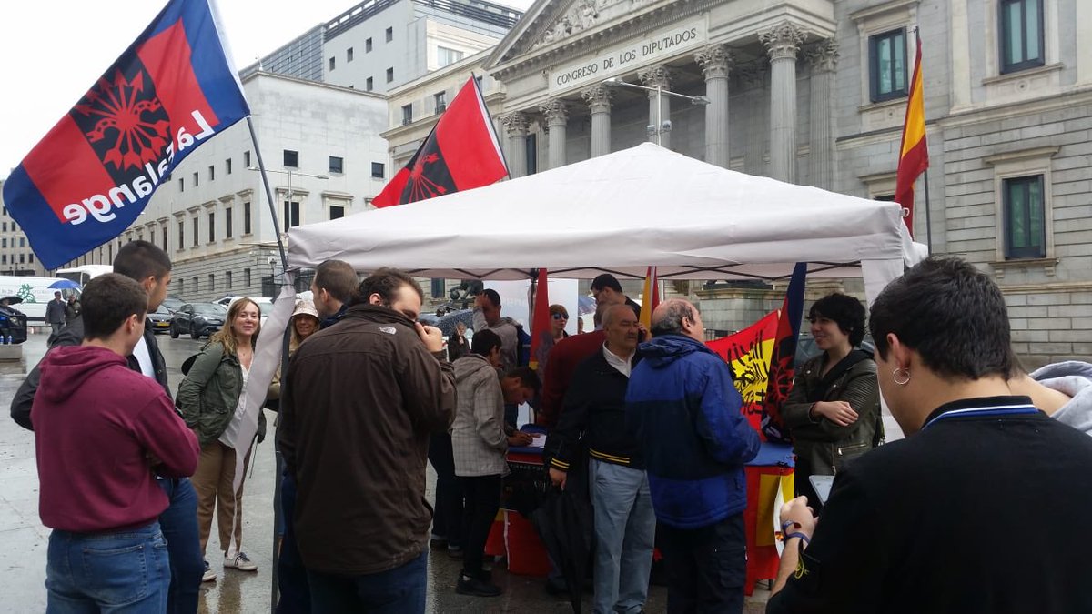 falange_madrid's tweet photo. Esta mañana frente al Congreso de los Diputados puesto informativo de @lafalange contra la #LeyMemoriaHistorica contra la casta Política tanto de un signo como de otro. 

¡El pueblo con la NACIÓN , No con la constitución! #VuelveACreer #Falange https://t.co/YMyqwt5JZn
