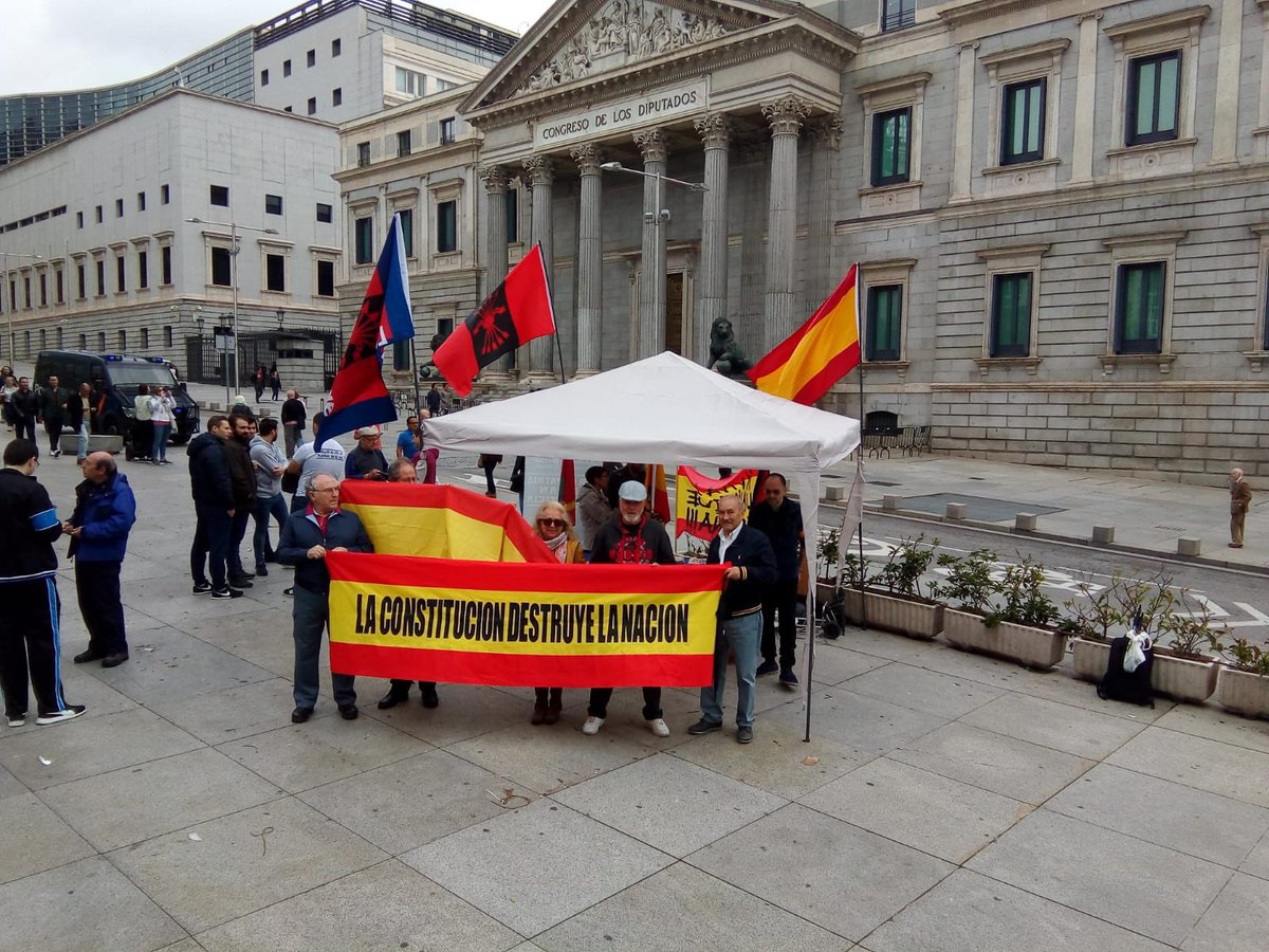 falange_madrid's tweet photo. Esta mañana frente al Congreso de los Diputados puesto informativo de @lafalange contra la #LeyMemoriaHistorica contra la casta Política tanto de un signo como de otro. 

¡El pueblo con la NACIÓN , No con la constitución! #VuelveACreer #Falange https://t.co/YMyqwt5JZn