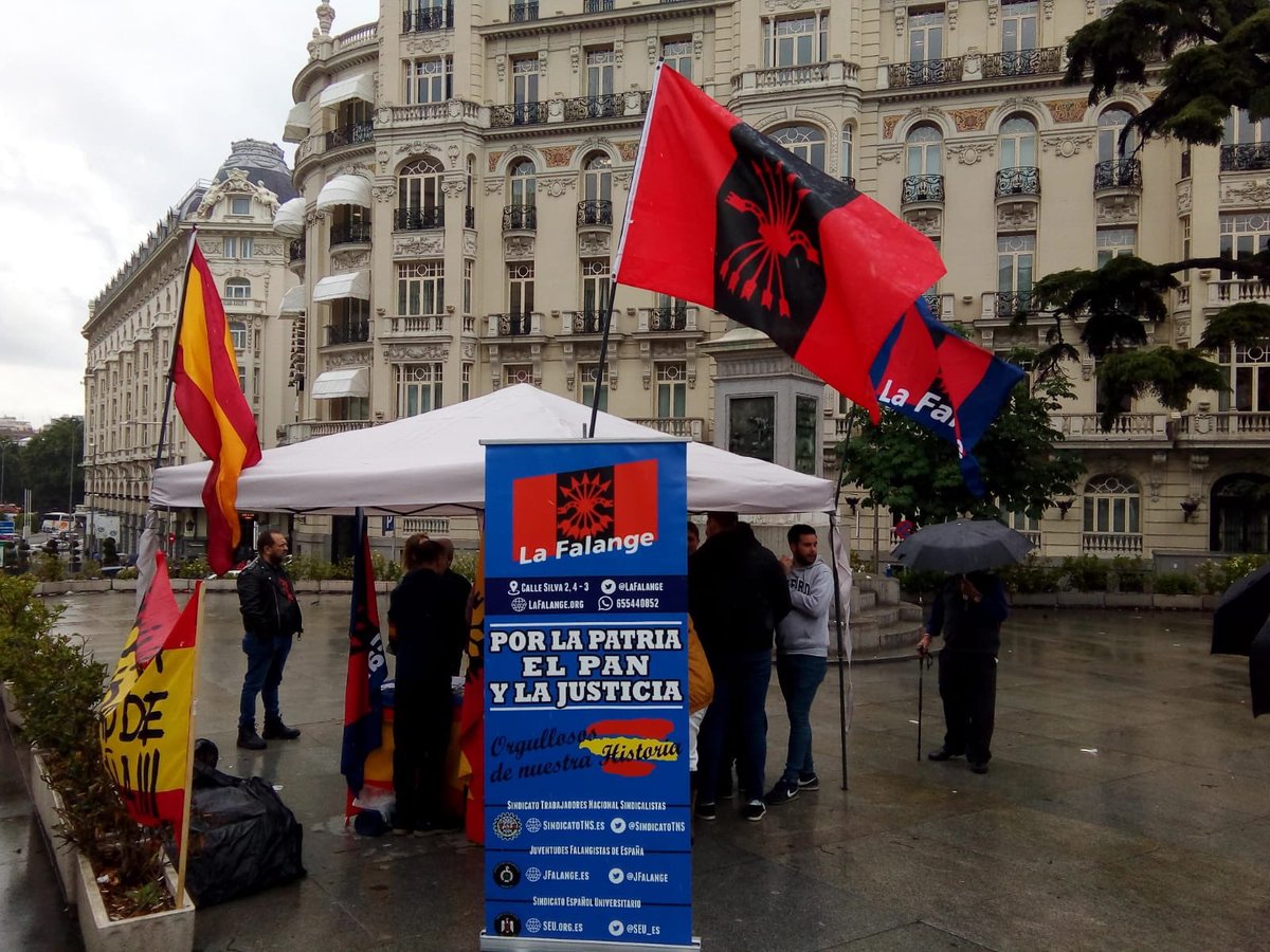 falange_madrid's tweet photo. Esta mañana frente al Congreso de los Diputados puesto informativo de @lafalange contra la #LeyMemoriaHistorica contra la casta Política tanto de un signo como de otro. 

¡El pueblo con la NACIÓN , No con la constitución! #VuelveACreer #Falange https://t.co/YMyqwt5JZn