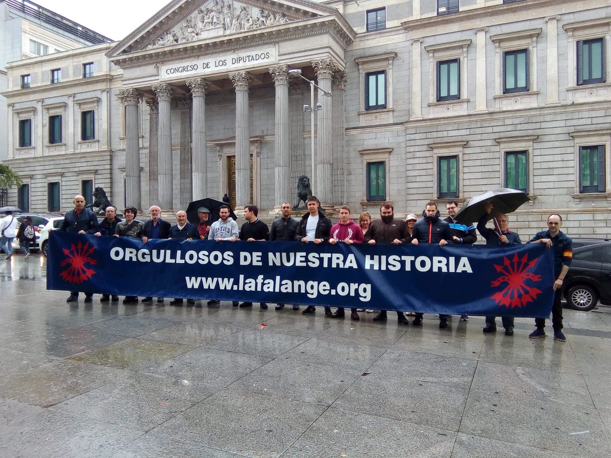 falange_madrid's tweet photo. Esta mañana frente al Congreso de los Diputados puesto informativo de @lafalange contra la #LeyMemoriaHistorica contra la casta Política tanto de un signo como de otro. 

¡El pueblo con la NACIÓN , No con la constitución! #VuelveACreer #Falange https://t.co/YMyqwt5JZn