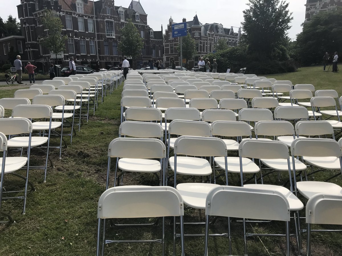 HansdeBorst1's tweet image. 298 empty chairs waiting for justice MH17 opposite Russian embassy !