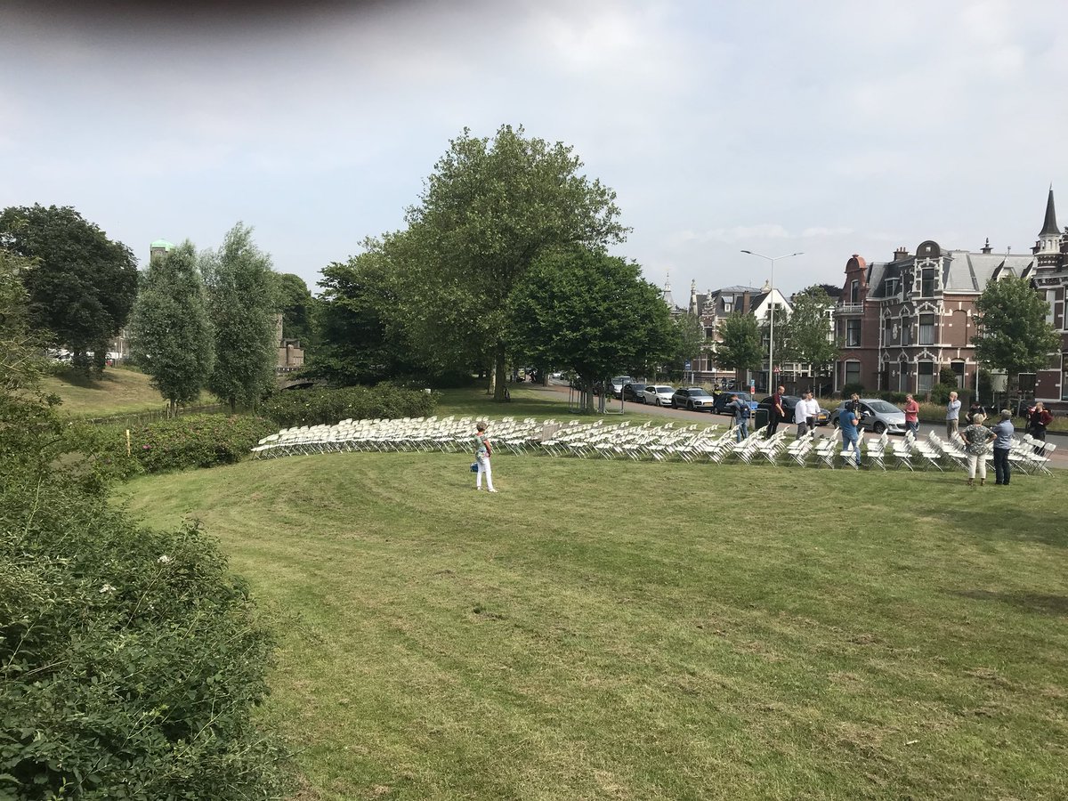 HansdeBorst1's tweet image. 298 empty chairs waiting for justice MH17 opposite Russian embassy !