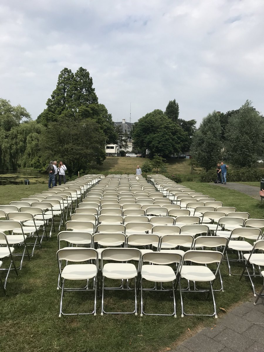 HansdeBorst1's tweet image. 298 empty chairs waiting for justice MH17 opposite Russian embassy !
