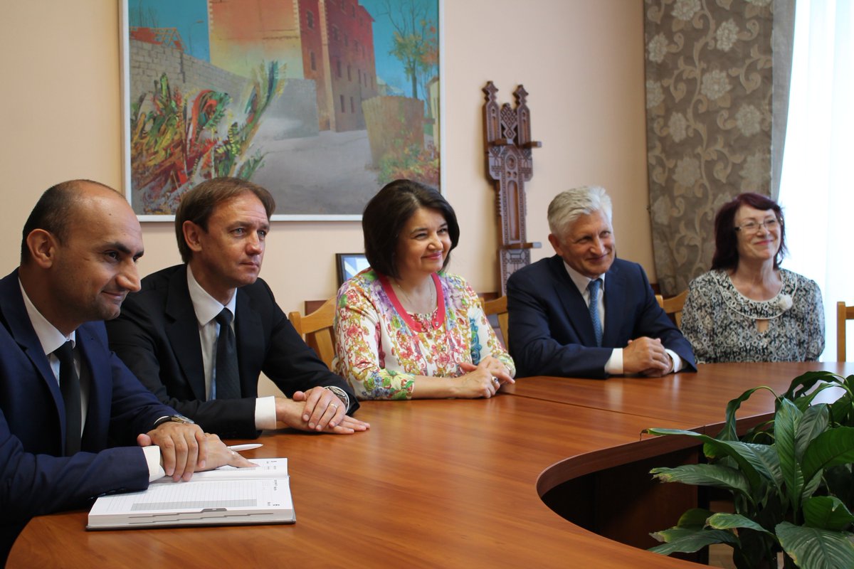 PLinMoldova's tweet photo. Spotkanie Prezesa Polskiego Komitetu Olimpijskiego, Pana Andrzeja Kraśnickiego, z Ministrem Edukacji, Kultury i Nauki Republiki #Moldova, Panią Moniką #Babuc. @PKOL_pl #PKOl 🇵🇱🇲🇩
https://t.co/1rXAFKra0f https://t.co/WN6Y2Nj8vT