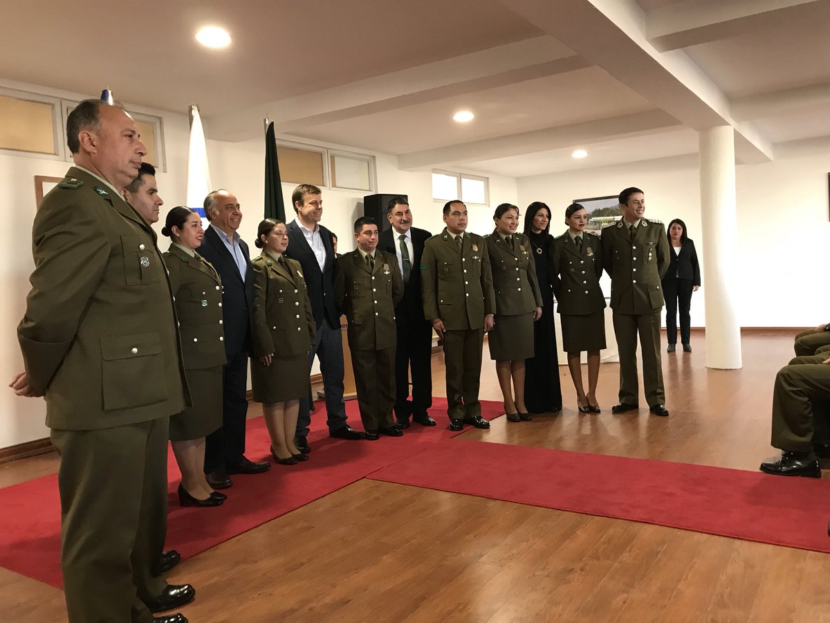 puentealto_pald's tweet photo. Municipalidad de Puente Alto entrega condecoración por cinco años de servicios en la comuna a Carabineros de los destacamentos locales. Acto que es presidido por las máximas autoridades puentealtina e institucionales. https://t.co/2o0AwKjRhO