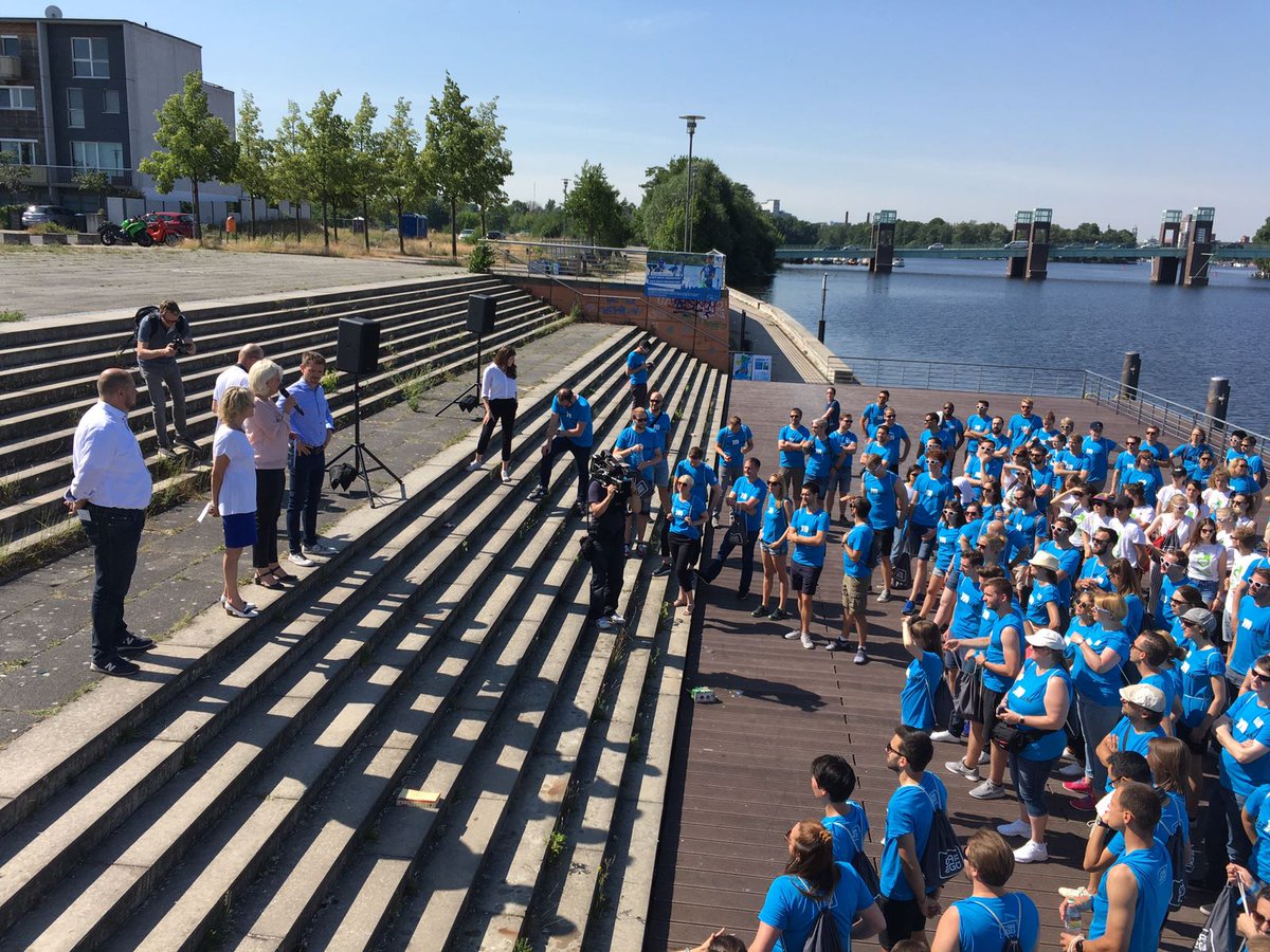 SenMVKUBerlin's tweet photo. Senatorin @RegineGuenther beim Aktionstag 2018 von #Berlinmachen und #allesimFluss. Dank an alle, die anpacken und mithelfen, dass Müll an Ufern und im Kiez aufgesammelt wird. #lebenswertes Berlin ^TG
https://t.co/MWjThQVpbH https://t.co/wG7t9mRSRe