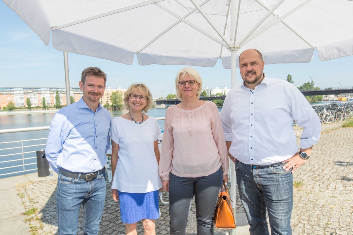 SenMVKUBerlin's tweet photo. Senatorin @RegineGuenther beim Aktionstag 2018 von #Berlinmachen und #allesimFluss. Dank an alle, die anpacken und mithelfen, dass Müll an Ufern und im Kiez aufgesammelt wird. #lebenswertes Berlin ^TG
https://t.co/MWjThQVpbH https://t.co/wG7t9mRSRe