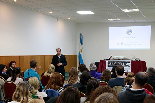 Presentación de experiencia CICUAE en jornada AACyTAL.
En el evento disertó el Ing. Agr. Cristian Zuchini quien expuso acerca de las experiencias y los avances de los Comités Regionales CICUAE-INTA....
Nota completa en:
inta.gob.ar/noticias/prese…