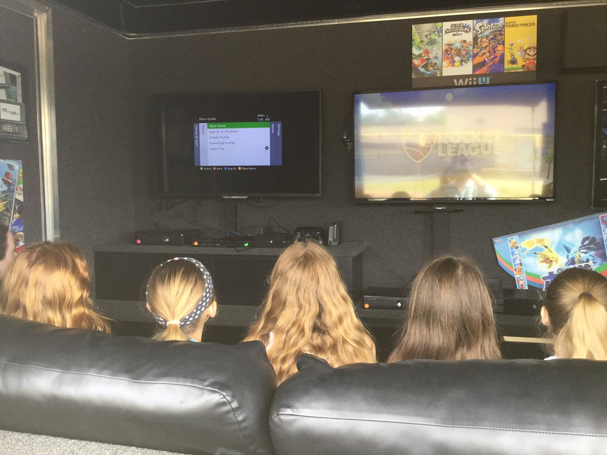 TRSchoolWTSD's tweet photo. Game Truck fun for our Magner's Buddies today! #wtsdpride #TogetheR https://t.co/zZZHy52qCM