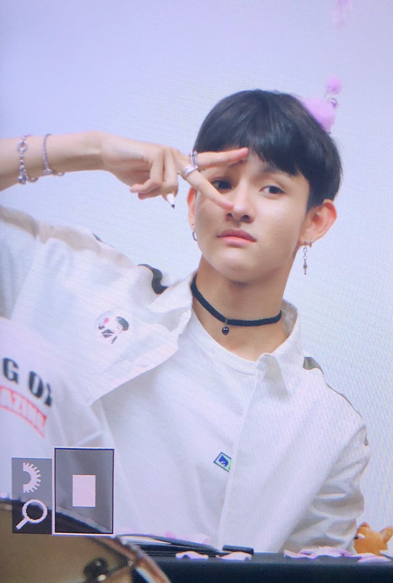Flippedmuel's tweet photo. 180608 TCC아트홀 팬사인회
✌️✌️✌️
#사무엘 #Samuel
#TEENAGER #틴에이저
@bravepunch0117 https://t.co/KsscbkYCSq