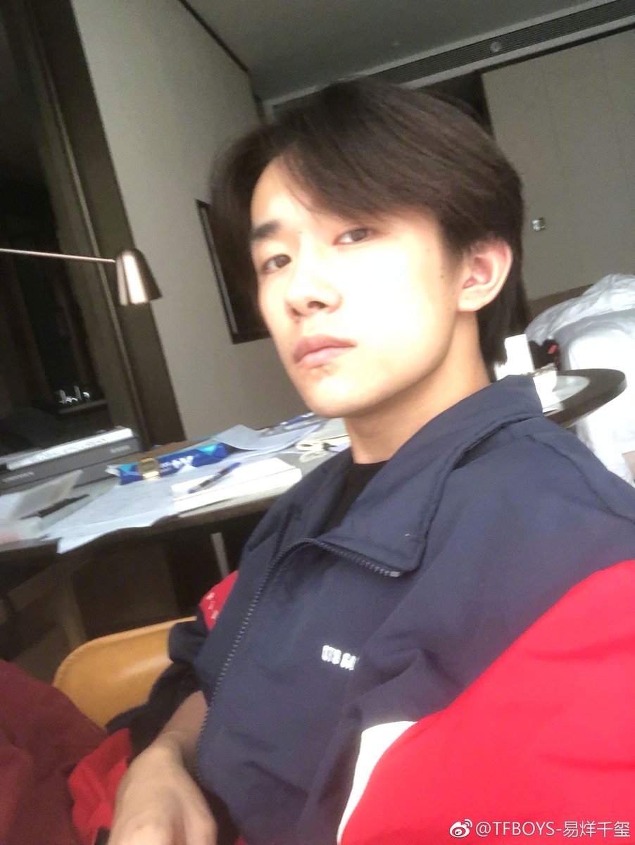 JacksonYee_YT's tweet photo. #JacksonYee updated his Weibo, saying "This 'dummy with no nose' is liberated now! 👋👋👋 ​​​".

#易烊千玺 更新微博，并配文:“这位没鼻子���子. 解放啦👋👋👋 ​​​”。

cr. TFBOYS-易烊千玺 

#易烊千璽 #千璽 #千玺 #Jackson #JacksonYi https://t.co/kHJhO11wOd
