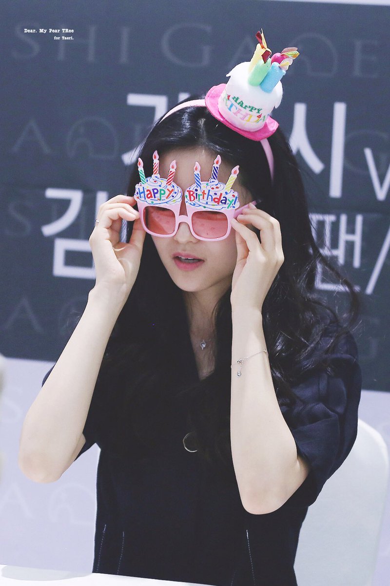 dukdukparty's tweet photo. 팬사인회를 빙자한 생일파티를 빙자한 김태리팬들의 선물자랑쇼 https://t.co/8NJoqbY5Aj
