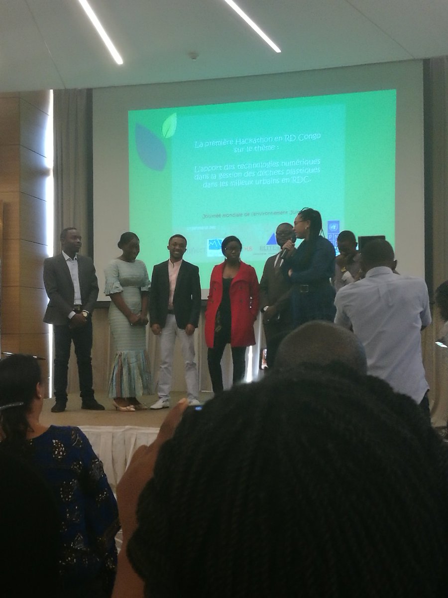 Ingeniouscity's tweet photo. Ils l'ont fait ! L'equipe #CongoClean avec les mentors @k_kalanga & Sandrine Maillet sont les premiers au Hackathon 2018 #hackWasteKin @PNUDRDC https://t.co/3OFIcIiiom