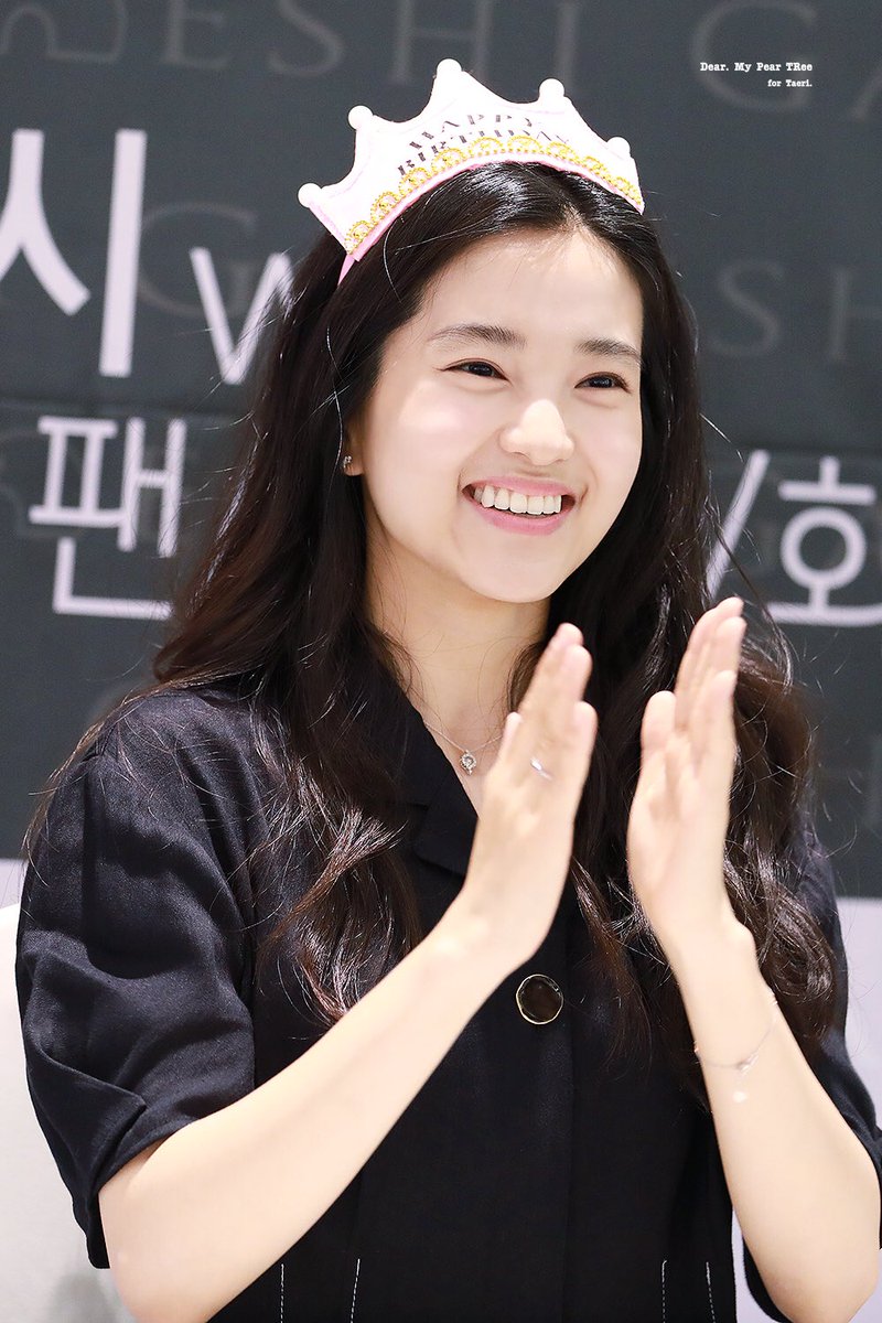 dukdukparty's tweet photo. 팬사인회를 빙자한 생일파티를 빙자한 김태리팬들의 선물자랑쇼 https://t.co/8NJoqbY5Aj