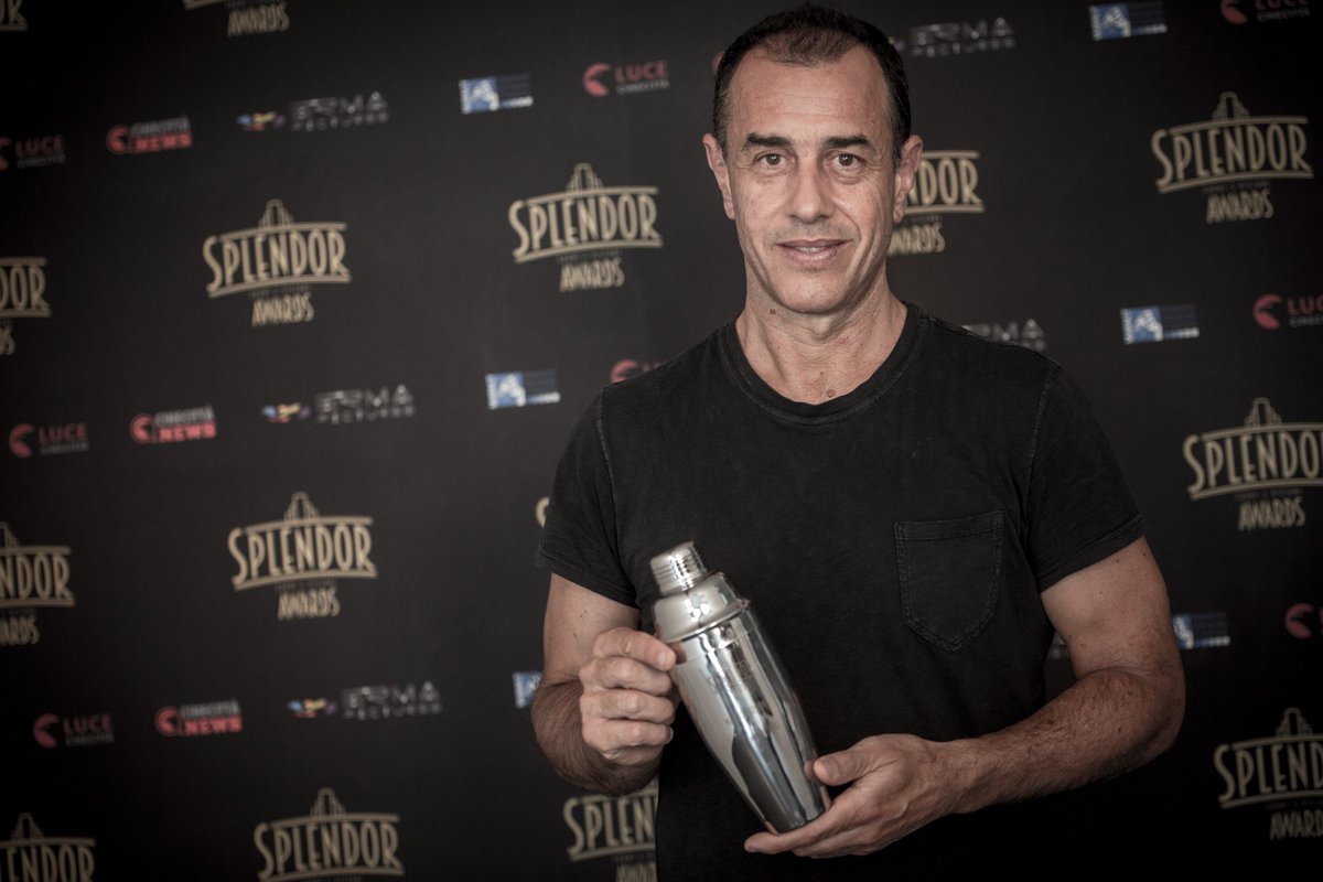 tv_Splendor's tweet photo. #SplendorAward a #MatteoGarrone perché con #Dogman ha frugato dentro la nostra esasperazione, di cui si nutre la storia del film, dolce e sciagurata allo stesso tempo.
Domenica #10giugno in serata su @Premium_Cinema e #iris. L'#11giugno su @mymovies. https://t.co/Cj6JQ7jwec