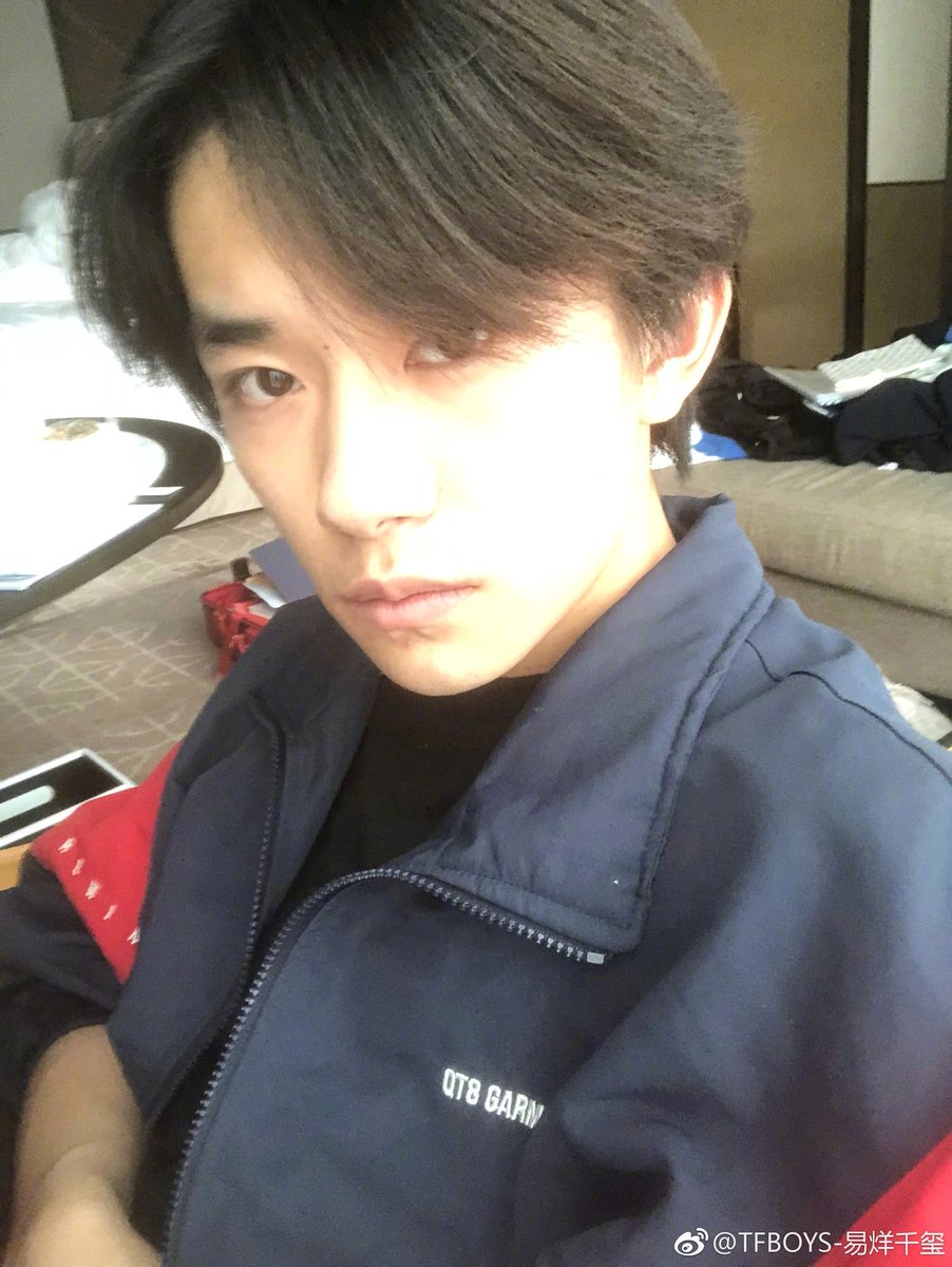 JacksonYee_YT's tweet photo. #JacksonYee updated his Weibo, saying "This 'dummy with no nose' is liberated now! 👋👋👋 ​​​".

#易烊千玺 更新微博，并配文:“这位没鼻子���子. 解放啦👋👋👋 ​​​”。

cr. TFBOYS-易烊千玺 

#易烊千璽 #千璽 #千玺 #Jackson #JacksonYi https://t.co/kHJhO11wOd