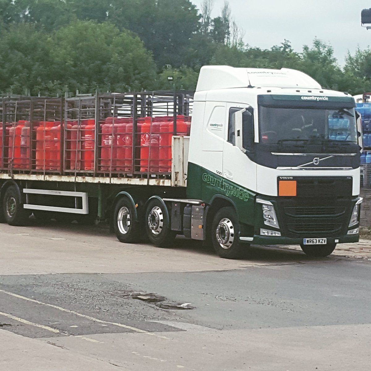 truckinscrivs's tweet photo. Truck back but something different for Monday. #cornwallbound https://t.co/Jzh3a8PbzM