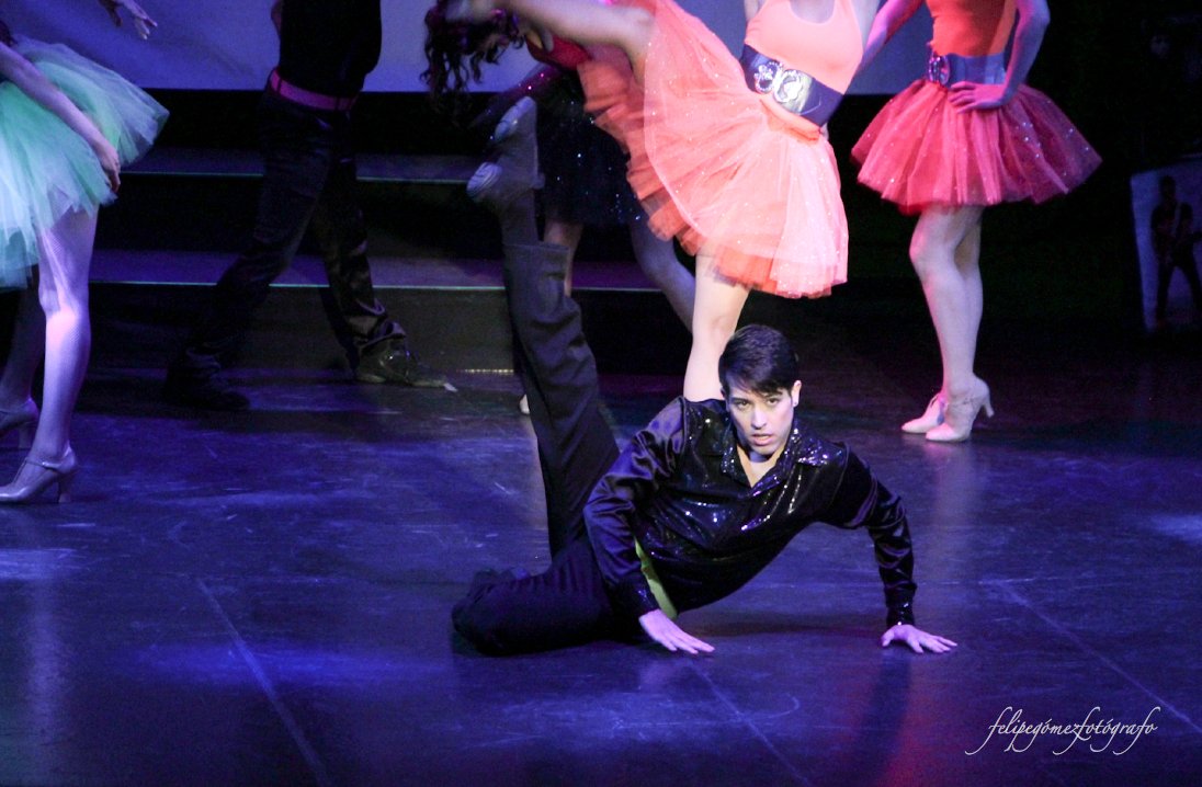 bretch10's tweet photo. El estreno de @Ochenterissimo @vamosAlTeatro @MMemoTellez @alecks_valdes fotos: felipe gómez @bretch10 #pasión #danza @TellezDance https://t.co/s8ZskEbEMM