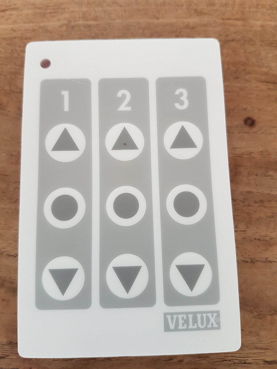 de_concierge's tweet photo. Wie heeft er nog ergens een bedieningskasje liggen voor verkoop? @VELUX #KES300 #dtv https://t.co/XC60b71WJi
