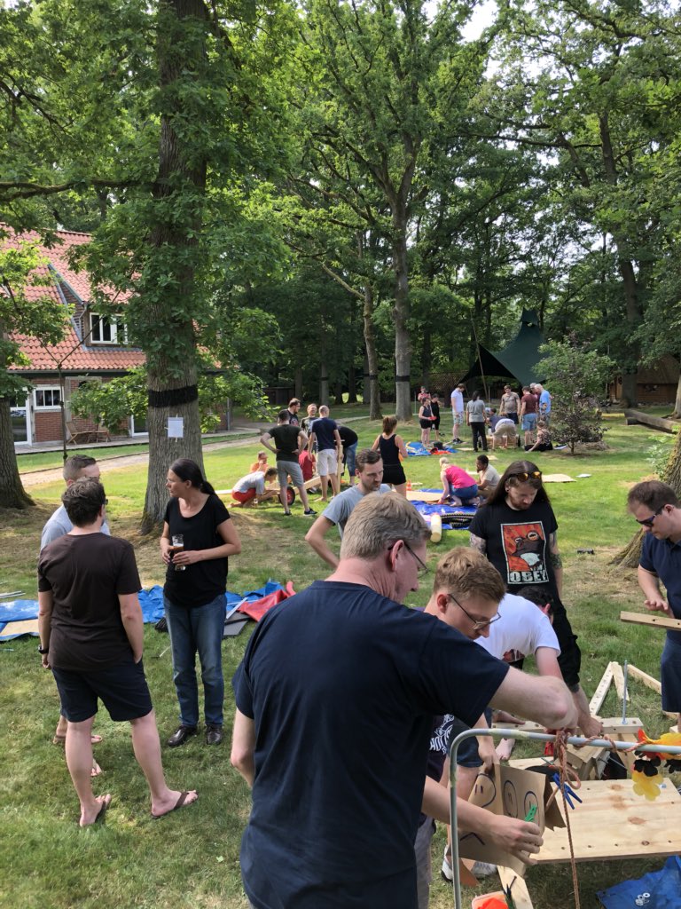 oliverihns's tweet photo. Harte Arbeit 😓. Seifenkisten wollen Ingenieured werden #werkstatt2018.2 @holisticon https://t.co/WJveeLKnVL