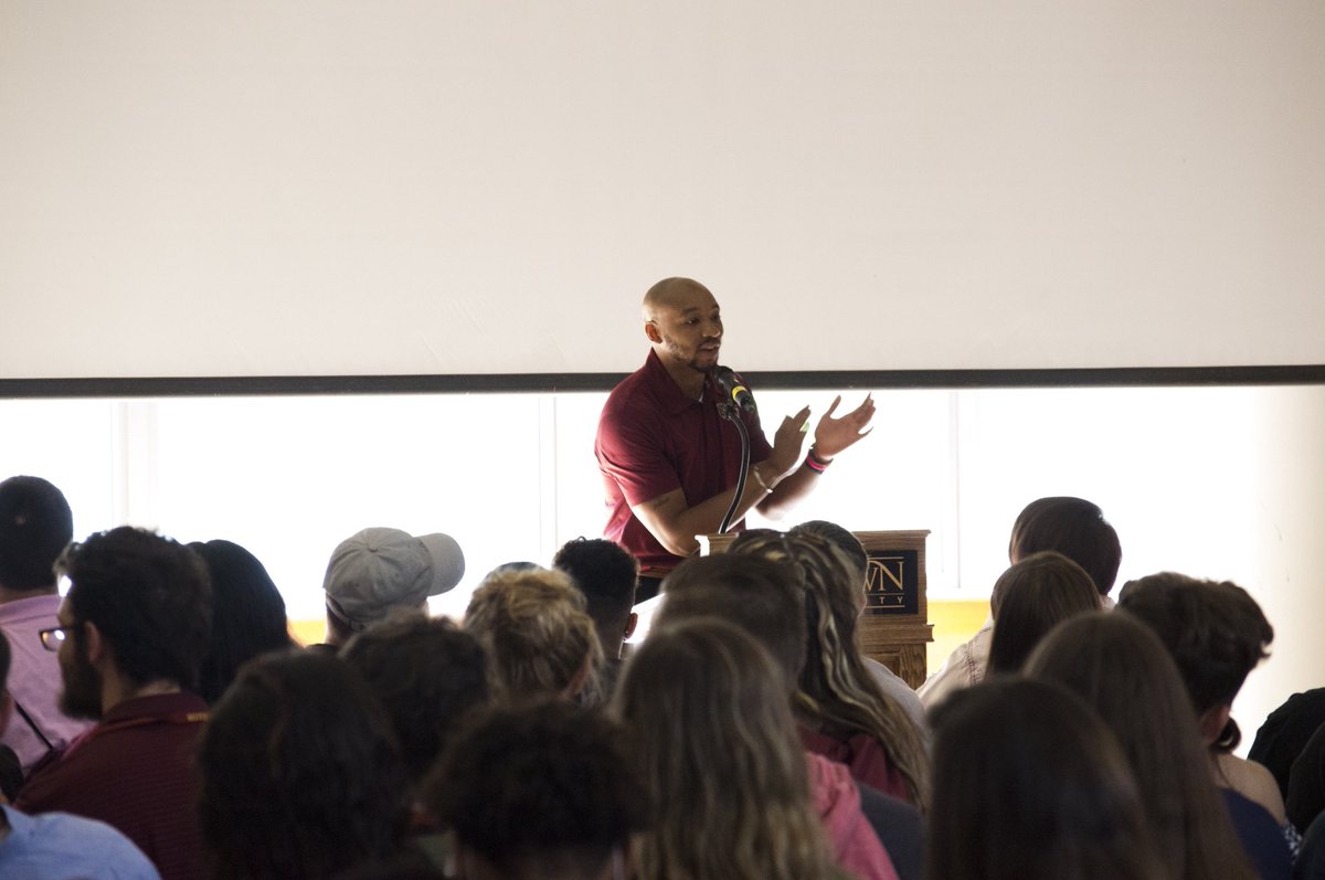KUCONNECTIONS's tweet photo. Nothing brighter then a warm welcome from Dean of Students @Donavan_McCargo https://t.co/TAlD5dKDA1